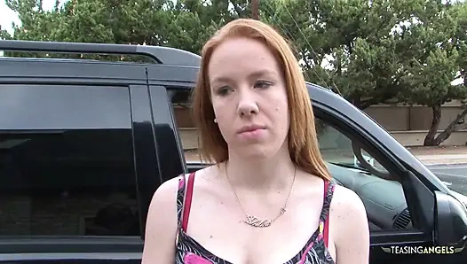 Kızıl saçlı genç kız büyük zenci emiyor ve sert bir şekilde sikiliyor