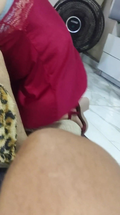 İşe yaramaz kocamı gavat yapıyorum ve sevgilimi sikmemi izliyor