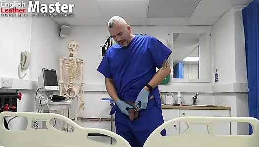 Doktor küçük yaraklı hastayı aşağılıyor ön izleme