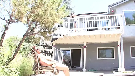 Худенькая брюнетка стонет, пока мужик трахает ее киску глубоко без пощады