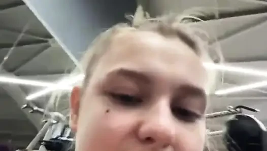 Bbw sexy mädchen jucielussie training im fitnessstudio