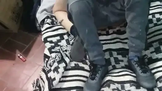 Gadis montano dengan kasur di lantai