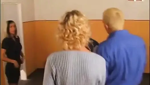 Azgın evli kadın umumi tuvalette yabancıyla sikişiyor.