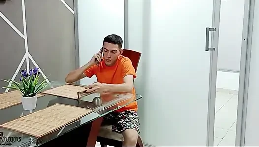 Abang tiriku pengen nyepong kontol abang tiriku, tapi aku nyepong kontolnya secara gratis! Aku suka banget! Cerita lengkap