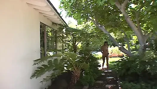 Секс-сучка наклоняется, когда ее трахают три огромных хуя