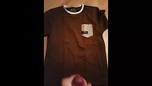 Aufs Shirt abgespritzt
