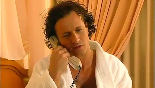 Sarışın kız ıslak ve sıkı amcığını gösteriyor