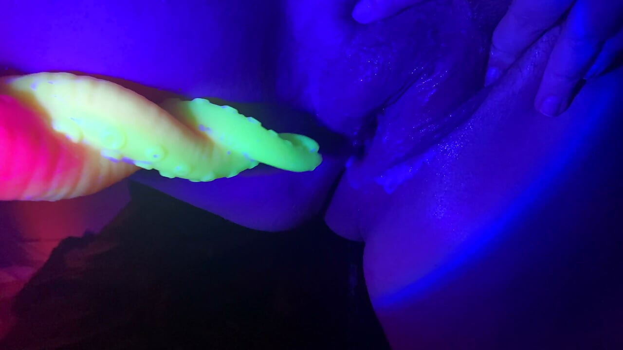 Octopus toy in my hairy pussy