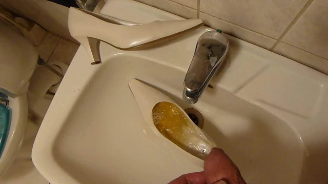 Piss in wifes white classic pump