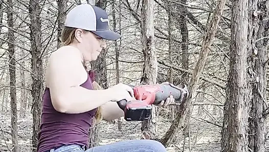 Kızıl saçlı ormanda amcığını sikiyor ve her yerine fışkırtıyor