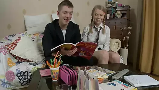 Genç marina laurinova altın saçlı bir sürtük onu alıyor