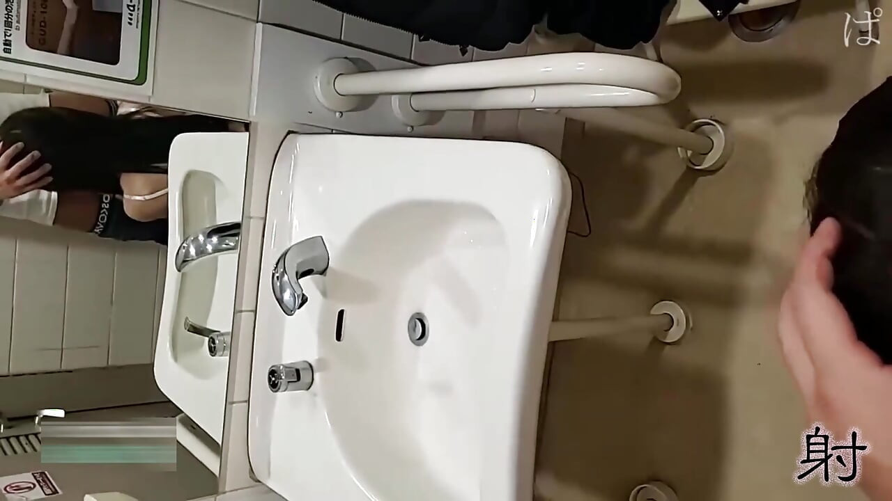 Pelacur Asia. Seks di toilet