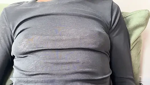 Ich fühle mich geil, während meine nippelpiercings durch meine halb hauchdünne bluse in einem öffentlichen café ziehen