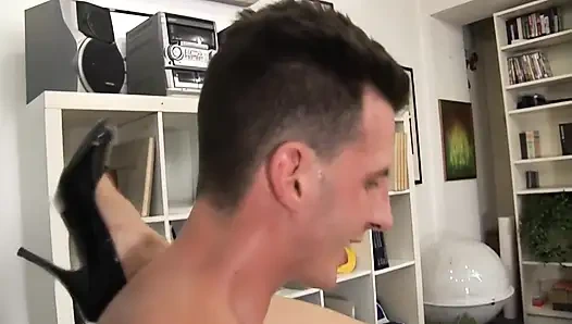 Bosnya adalah tante seksi yang haus kontol!