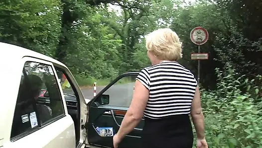Зрелую немецкую блондинку-домохозяйку с натуральными формами долбят