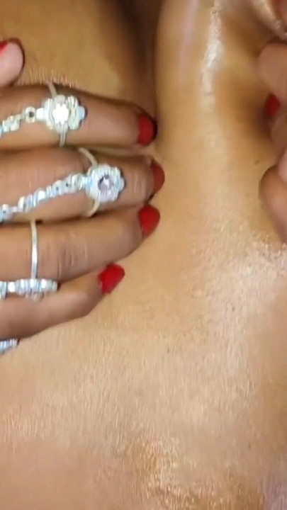 O cunhado passou óleo no pau e enfiou-o no cu da nova bhabhi bengali casada, e passou óleo nas mamas dela e apertou-as | Clipe 1