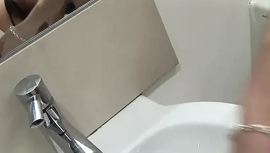 Etkileyici sarışın ve esmer banyoda mastürbasyon yapıyor ve yarak emiyor