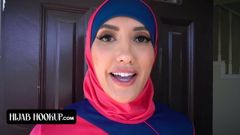 Puta árabe Chloe Amour toma la polla del casero para pagar el alquiler
