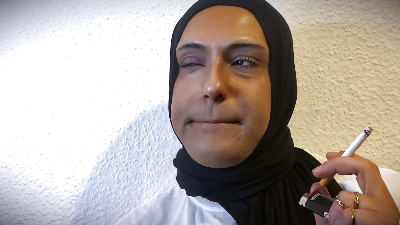 Shemale Sigara İçiyor 1
