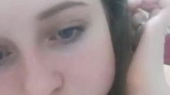 Sexy 18letá dívka živě na webové kameře ve vaně