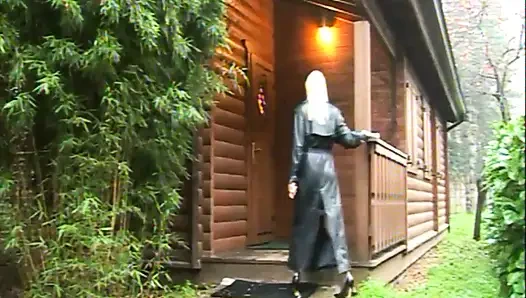 Горячую грудастую милфу отфистили и трахнули в задницу большим членом в любительском видео, который затем кончает в ее рот