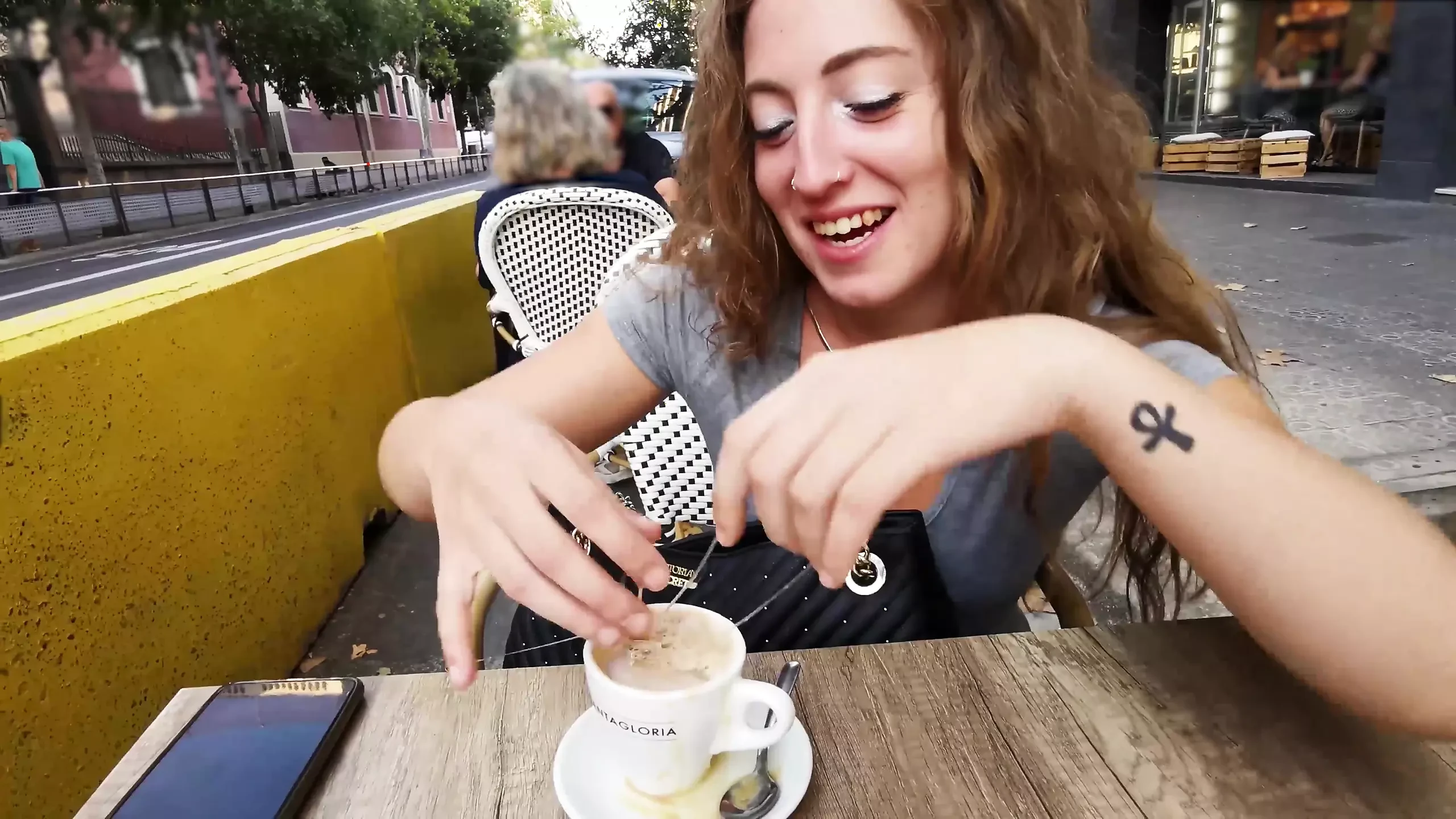 Menikmati kopi dengan susu tambahan