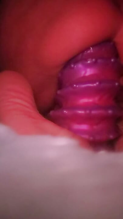 Vagabunda de buceta larga fodendo dildo monstro
