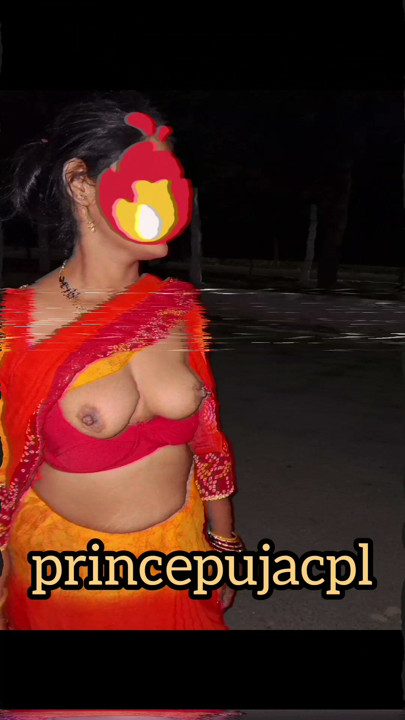 Puja가 도로 위를 알몸으로 걷는다