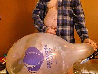 Balloonbanger 68) tre medstora ballonger - pop jerk cum - pappa