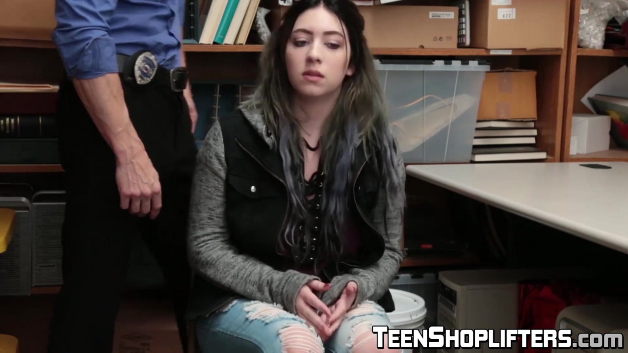 万引きをする巨根アミリア・オニキスはお仕置きが好き