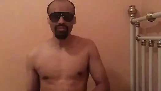 Buraya meraktan geldin ama en samimi sırrımı keşfetmek için sonuna kadar kalabilirsin.