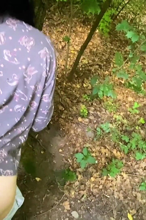 Дурна брюнетка зламала велосипед у лісі і заплатила за ремонт кицькою! Трахнув доггістайл