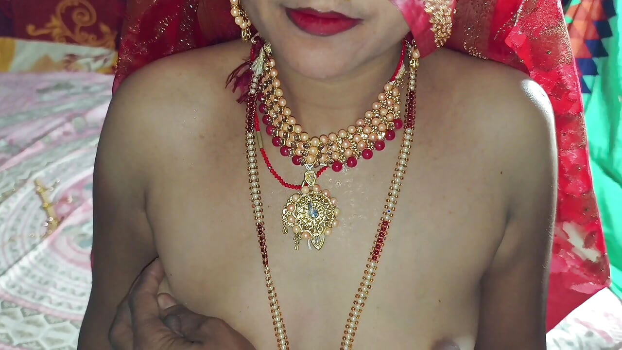 Bhabhi ko jor se chodne per mut our malai dono ek sath bahar nikal gaya