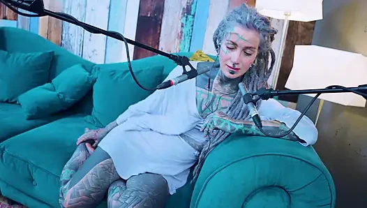 Ich spreche über G - Grattitude- ASMR podcast SFW spricht goth dünnes mädchen dreadlocks tattoo-model mit tinte mädchen