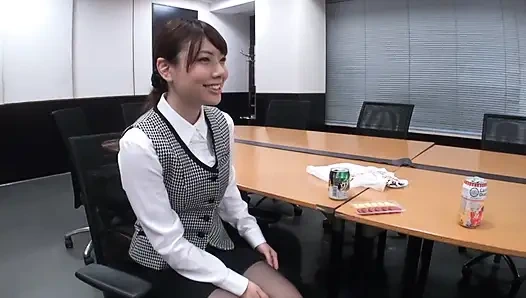 Orta yaşlı bir adam ve bir ofis hanımı