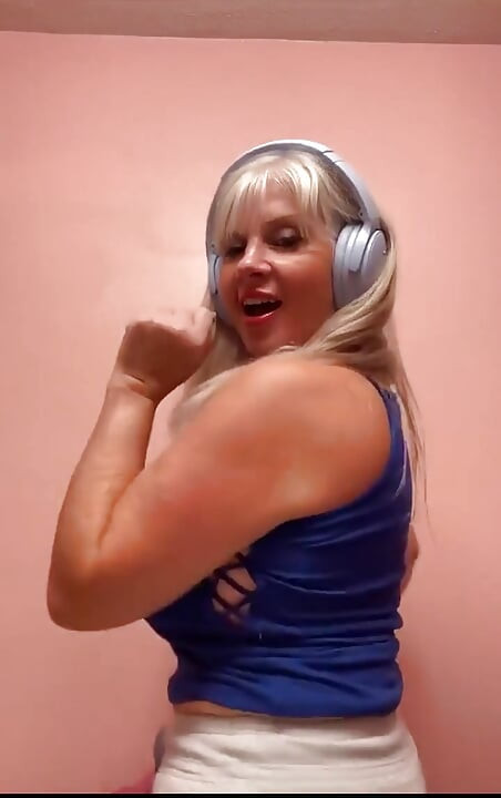 I Love to Clean.. and Wear.. No Bra