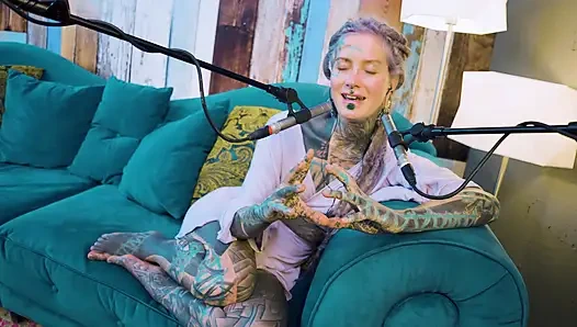 Aku lagi ngomongin tentang b - bordem - asmr podcast sfw lagi ngobrol sama model bertato rambut gimbal asal gotik