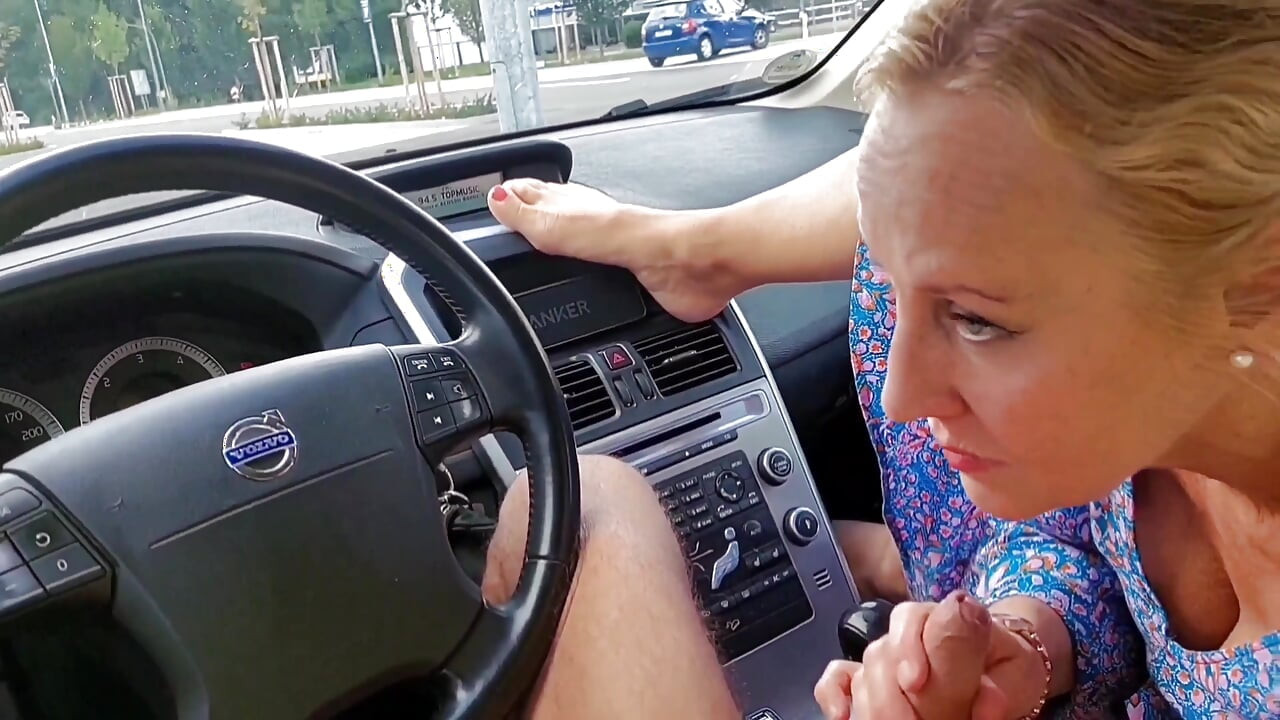 아마추어 금발 성숙한 아내가 구강과 발 숭배를 즐긴다