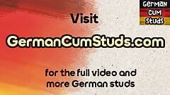 Немецкий ебарь с камшотом на лице сосет член в тройничке в любительском видео