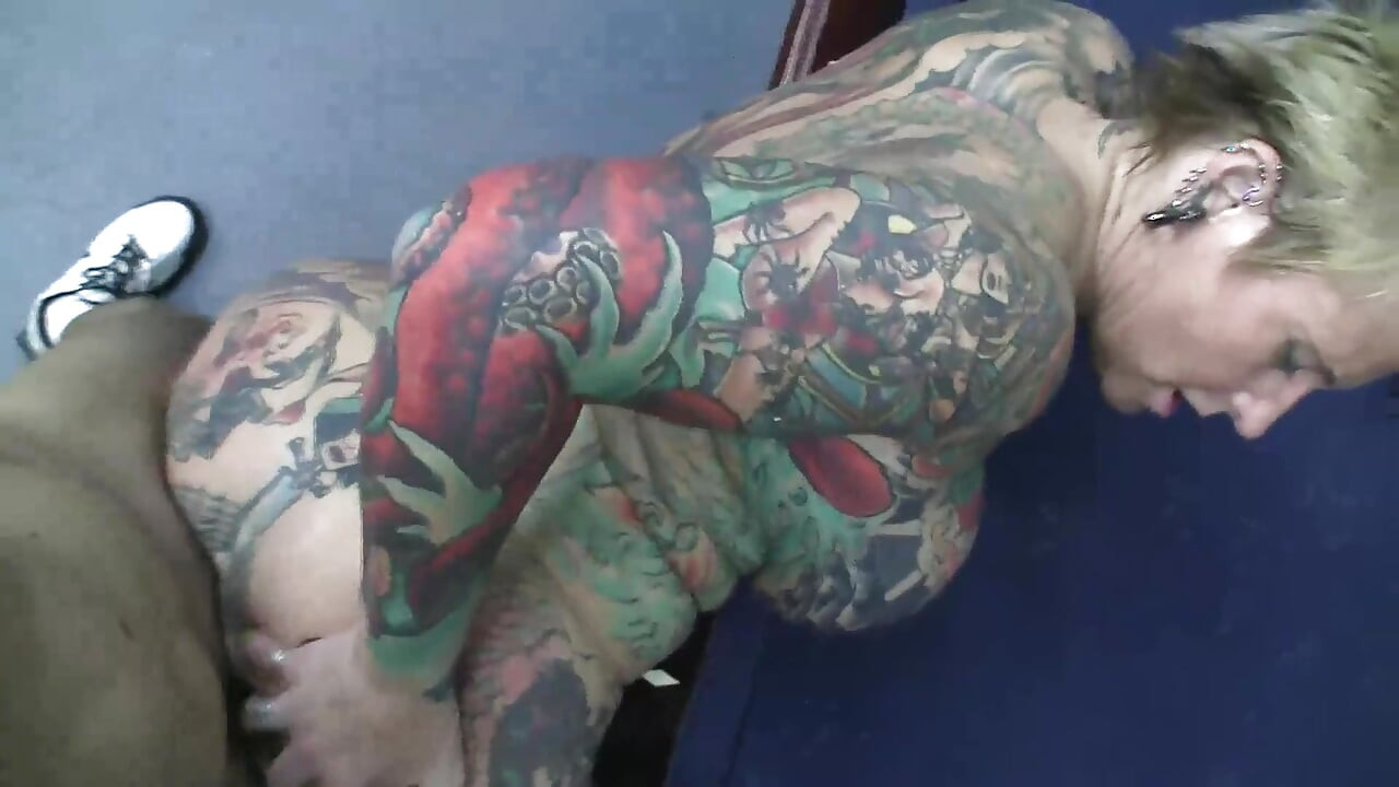 Kreji milf(chodne layak mammi) poori tarah se taitoo vali aur vishal stnon vali hasina lnd choosti hai aur choot men leti hai