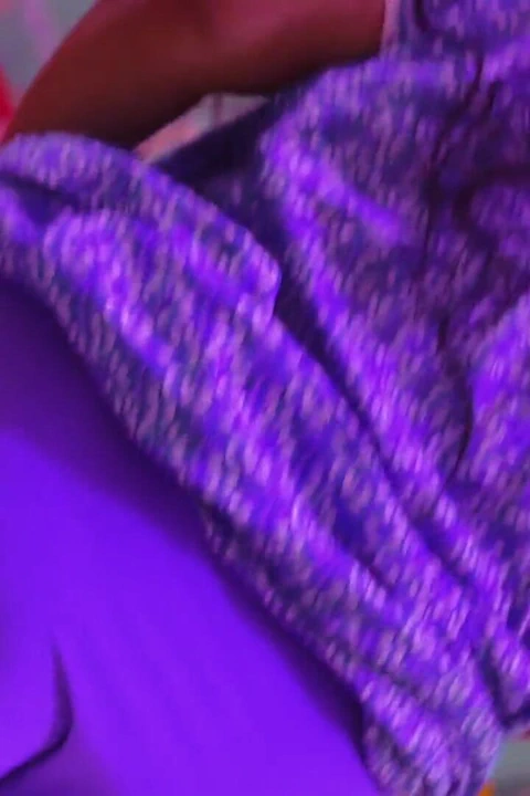 沙特热辣女仆在打扫我的床时脱下她的大屁股衣服, 我在看到后变得热辣和自慰
