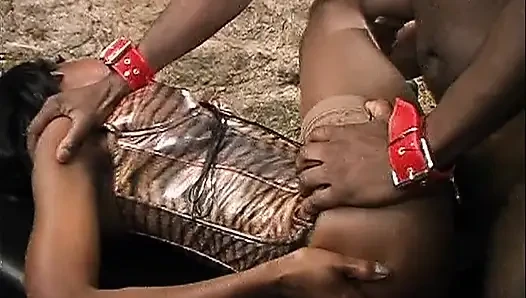 cewek semok kulit hitam ini dientot habis-habisan sama besar pria kulit hitam sampai menganga lebar