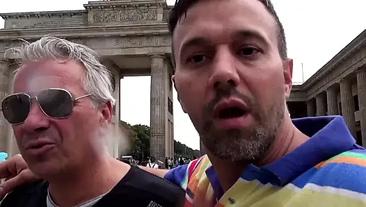 Ev hanımı avcıları - azgın Alman ev kadınları evde izleniyor ve korunmasız sikiliyor