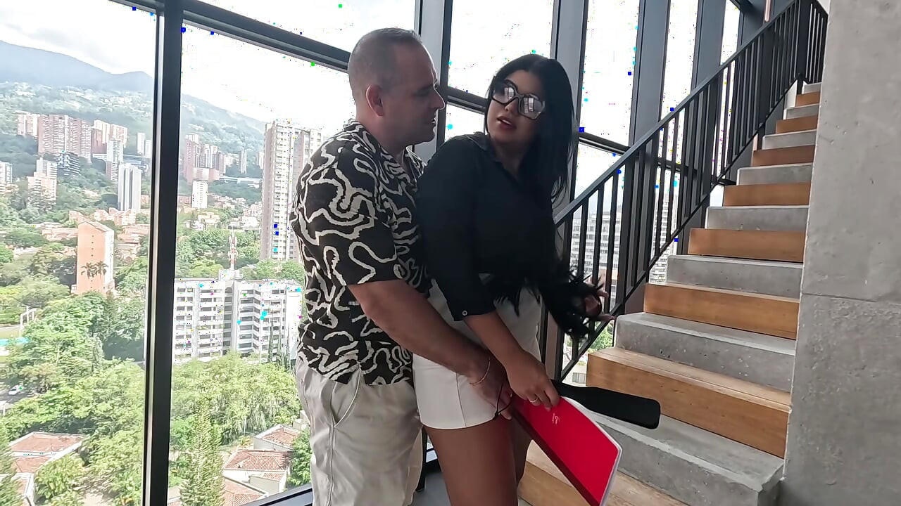 Meu chefe me pede um boquete profundo em troca do meu pagamento