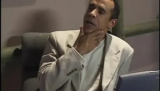 Geiles ebenholz-schätzchen hat einen afrikanischen fantasie-dreier mit einem weißen und einem schwarzen hengst