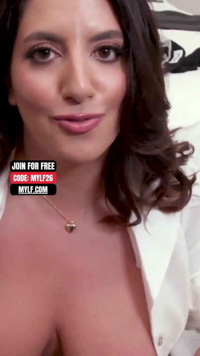 Mavi gözlü doğal memeli esmer orta yaşlı seksi kadın açılıyor