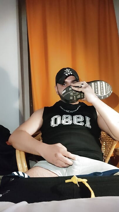 Ультра грязный Dirtyjunkbro мочится в носки и спортивную обувь