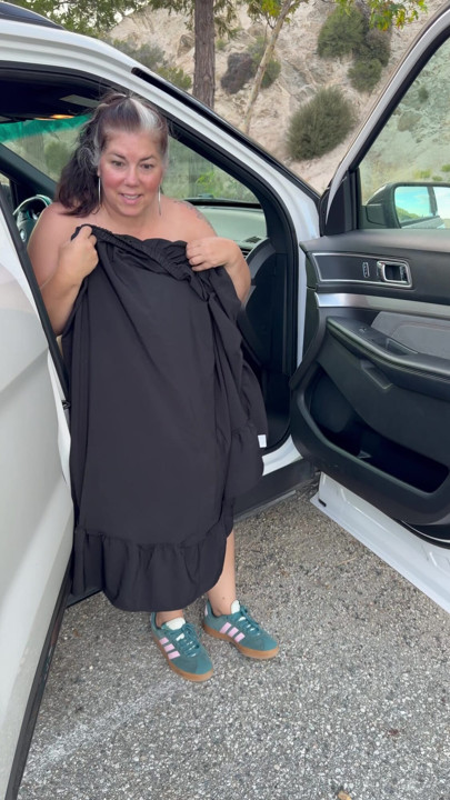 Ibu panas Maxine stripping di tempat parkir mencoba untuk tidak ketahuan.  Sangat panas!