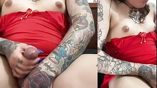 Chica trans tatuada jugando con su agujero y polla