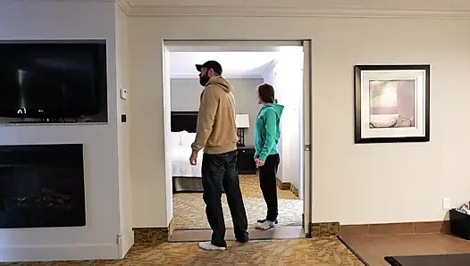 Üvey anne ve üvey oğlu otel odasında yatağı paylaşıyor, riskli hareket orta yaşlı seksi üvey annenin içine boşalıyor